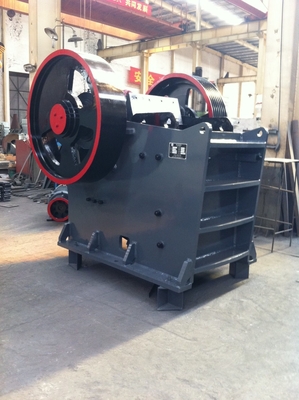 Συσσωρευτικό 50-200tph Stone Jaw Crusher με δονητική οθόνη και είσοδο Μέγεθος 210-1020mm