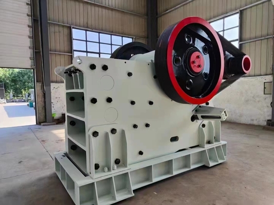 Μέγεθος εξόδου 100-250mm πέτρα συντρίμμια με και 290-845tph χωρητικότητα σε πέτρα σαγόνι συντρίμμια